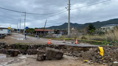 Şiddetli yağışın etkisiyle köprü çöktü sahil yoluna ulaşım kapandı