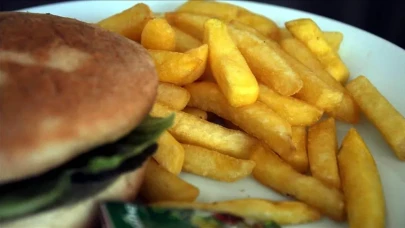 Son Dönemde Sosyal Medyada Popüler Olan Mukbang Akımı Nedir, Zararları Neler?