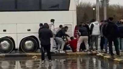 Satır, sopa ve taş... Taraftar grubunun kavgasında kan aktı