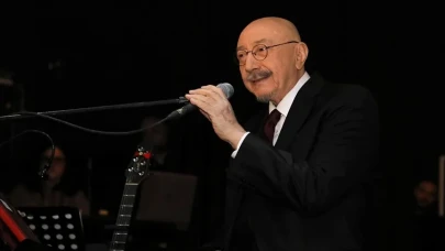 Özdemir Erdoğan Zeki Müren'i Hedef Aldı: "Türkiye'ye Atılmış Atom Bombasıdır"