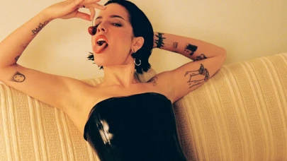 Ünlü Şarkıcı Halsey Yeni Şarkısındaki Cesur Tarzıyla Yine Gündem Olmayı Başardı!