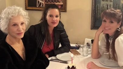 Ünlü oyuncu Ayça Varlıer annesinin yeni yaşını böyle kutladı