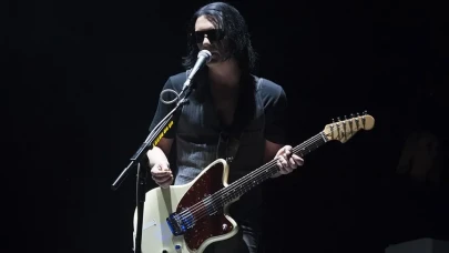 Ünlü Rock Grubunun Solisti Başbakan'a Hakaret Suçuyla Yargılanacak!