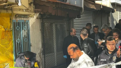 Sandalyede oturuyor zannettiler bıçaklanarak öldürülmüş!