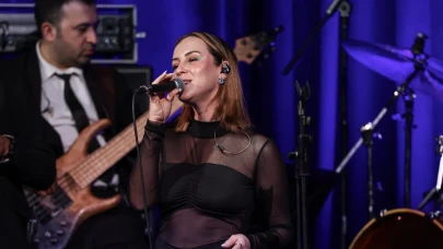 Nazlı Yaşan sahne performansıyla göz doldurdu