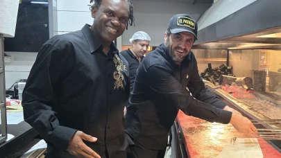 Dünyaca ünlü sanatçı Dr. Alban, kebap sırlarını Bedri Usta’dan öğrendi