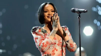 Müzik Tutkunlarına Bomba Haber: 10 Yıl Aradan Sonra Sahnelere Dönen Rihanna Glastonbury’de Sahne Alacak!