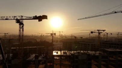 Deprem bölgesinde ışıklar hiç sönmüyor, asrın inşası devam ediyor