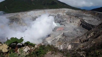 Santorini Yanardağı Patlarsa Türkiye Etkilenir mi? İzmir, Bodrum, Muğla ve Aydın Tehlike Altında mı?