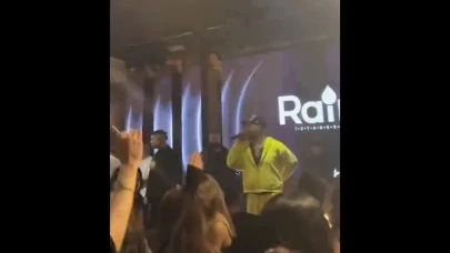 Lvbel C5'in Konserinde Beklenmedik Anlar! Tüm Salon Hep Birlikte Havladı