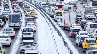 İstanbul'da Kar Çilesi Başladı: Şile İstikametinde Gidenler Dikkat Trafik Tıkandı