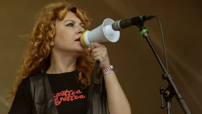 Merve Daşdemir solo kariyerine 'Platonik' adlı şarkısıyla başlıyor