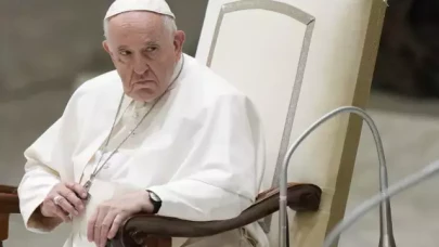 Papa Franciscus Gününü Koltukta Geçirdi, Bilinci Açık Ama Durumu Endişe Verici