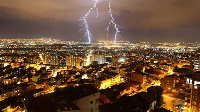 Küçükçekmece’de 13 Katlı Binanın Çatısına Yıldırım Düştü: 1 Yaralı, 5 Araç Hasar Gördü