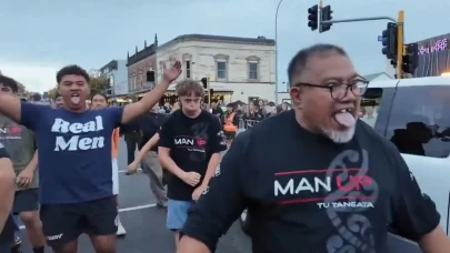 Yeni Zelanda'da Maoriler'den LGBT Yürüyüşüne Karşı Haka Dansıyla Protesto!