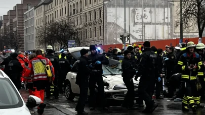 Almanya'da terör saldırısı: Araç kalabalığın arasına daldı yaralılar var