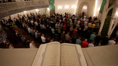 Sultanhamet Cami'sinde İlk Hatimli Teravih Namazı! 35 Hafızın Sesinden Unutulmaz Bir Ramazan