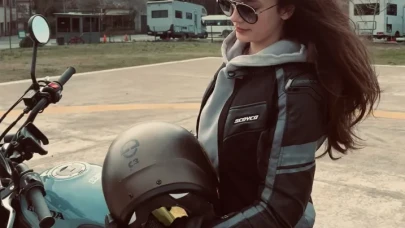 Kızıl Goncalar’ın yıldızı Mina Demirtaş motosiklet üzerinde poz verdi, hayranları mest oldu