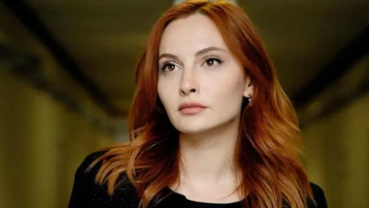 Ünlü Oyuncu Başak Gümülcinelioğlu’ndan Şaşırtıcı İmaj Değişikliği! Kızıl Saçlarını Sarıya Boyadı