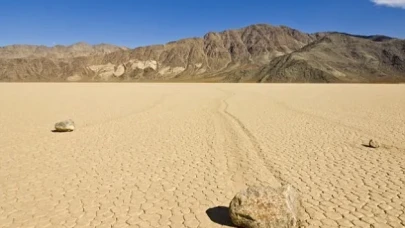Yürüyen taşların sırrı çözüldü! İşte bilim insanlarının keşfi