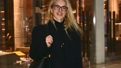 Güzel sunucu Burcu Esmersoy, şık ve neşeli bir gün geçirdi