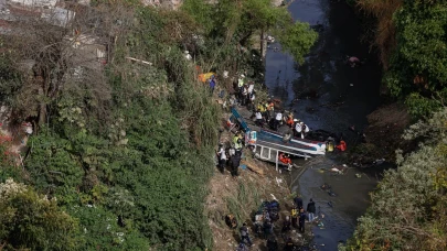 Yolcu otobüsü köprüden uçtu 51 ölü var: 3 günlük yas ilan edildi
