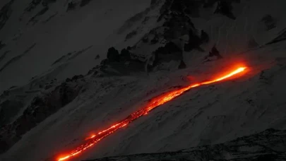 Etna Yanardağı hareketlendi: Çatlaktan lav akıyor