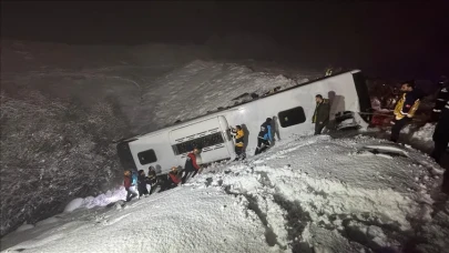 Yolcu otobüsü şarampole devrildi: Ölü ve yaralılar var