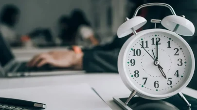 12 Şubat Çalışma Saatleri Değişti mi, Mesai Saatleri Öne Çekilecek mi?