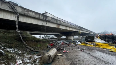 Kar küreme aracı ile tır köprüden uçtu: 2 sürücü hayatını kaybetti