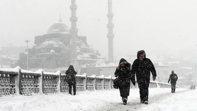İstanbul'da Kar Yağışı Etkili Olacak! Meteoroloji ve AKOM 5-6 Şubat Tarihleri İçin İstanbulluları Uyardı