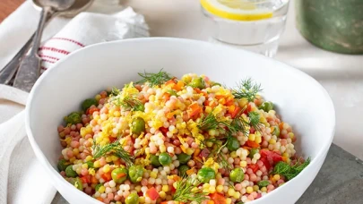 10 Dakikada Hazır! Evde Kolayca Yapabileceğiniz Kuskus Salatası Tarifi