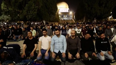 Mescid-i Aksa’da tarihi gece: İsrail’in engellemelerine rağmen 80 bin Müslüman saf tuttu!