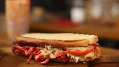 Tam Kıvamında, Bol Malzemeli Ayvalık Tostu Nasıl Yapılır?