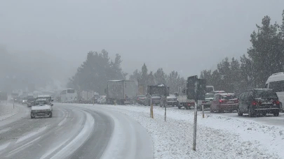 Denizli-Antalya Yolu Kar Nedeniyle Kapandı! Sürücüler Yolda Kaldı