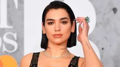 Dua Lipa’nın 2018’deki Maskülen ve Nude Güzellik Tarzı Hala Özleniyor!