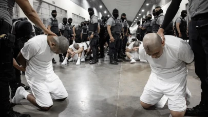 El Salvador’da Büyük Operasyon: 261 Çete Üyesi ABD’den Getirildi!