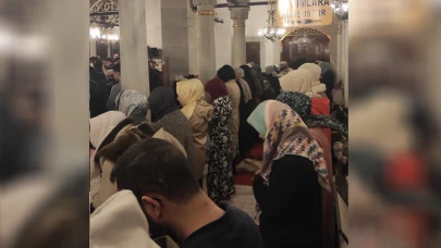 Üsküdar’da Cami Krizi! Kadın ve Erkekler Aynı Safta Namaz mı Kıldı?