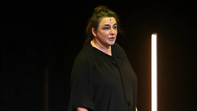 Esra Dermancıoğlu’nun Yeni Oyunu ‘Muskat’ İstanbul’u Sallamaya Geliyor!