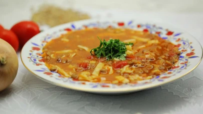 Soğuk Kış Günlerinin Vazgeçilmezi: Şifa Deposu Erişteli Mercimek Çorbası Tarifi!