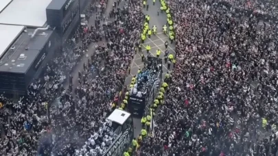 70 Yıl Sonra Gelen Kupa Tarihe Geçti! İngiltere'de 300 Bin Kişilik Görkemli Kutlama