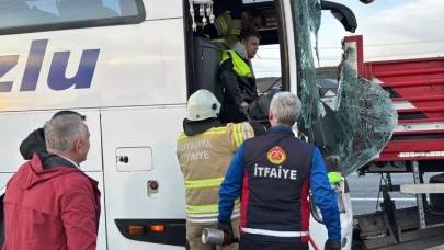 Kütahya’da Feci Kaza! Yolcu Otobüsü TIR’a Çarptı: 14 Yaralı