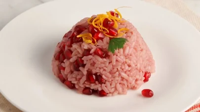 Bu Pilavı Denemeyen Pişman Olur! İşte Muhteşem Narlı Pilav Tarifi