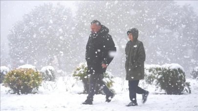 Meteoroloji'den kar ve fırtına uyarısı: Bu bölgelerde hayat durabilir!