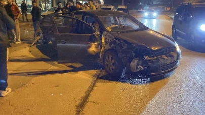 İnegöl'de Tehlikeli Gece! Ehliyetsiz Sürücü Kazaya Karıştı, Vatandaşlara Saldırdı