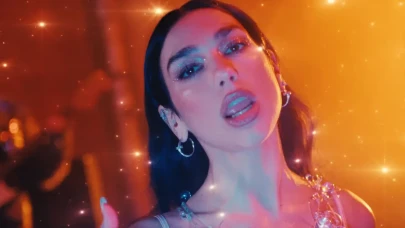 Handlebars Şarkısıyla Bütünleşen Dua Lipa Kuralları Hiçe Saydı: Beyaz Jartiyer, Kürk ve Sigara Kombini Olay Oldu!