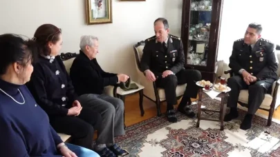 Hatice Teyze’den Mehmetçiklere anlamlı hediye: Üst rütbeli komutanlar bizzat teslim aldı!