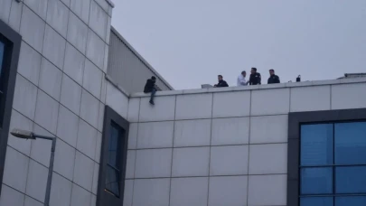 Hastane Çatısında İntihar Girişimi: Vatandaşlar Olay Anını Endişeyle İzledi!