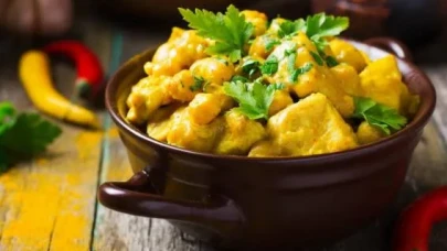 Geleneksel Tarifleri Unutun! Sofranıza Gurme Dokunuş: Bademli Köri Soslu Hindi