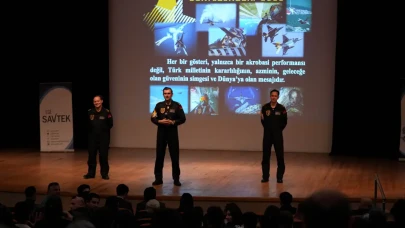 SOLOTÜRK rüzgarı İzmir’de esti: Gençler, efsane pilotlarla bir araya geldi!